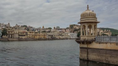 Batı Hindistan 'ın Rajasthan eyaletindeki Udaipur Doğu Venedik veya Göller Şehri, Mewar Prensliğinin eski başkenti.
