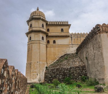 Hindistan Seddi, Hindistan 'ın Kumbalgarh Kalesi' nin kale duvarları olarak adlandırılır.