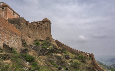 Hindistan Seddi, Hindistan 'ın Kumbalgarh Kalesi' nin kale duvarları olarak adlandırılır.