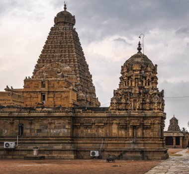 Brahadiswara, Hindistan 'ın Tamil Nadu eyaleti Thanjavur şehrinde Shiva' ya adanmış bir Hindu tapınağıdır..