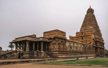 Brahadiswara, Hindistan 'ın Tamil Nadu eyaleti Thanjavur şehrinde Shiva' ya adanmış bir Hindu tapınağıdır..