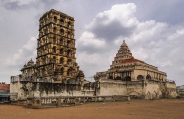 Brahadiswara, Hindistan 'ın Tamil Nadu eyaleti Thanjavur şehrinde Shiva' ya adanmış bir Hindu tapınağıdır..