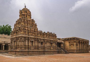 Brahadiswara, Hindistan 'ın Tamil Nadu eyaleti Thanjavur şehrinde Shiva' ya adanmış bir Hindu tapınağıdır..