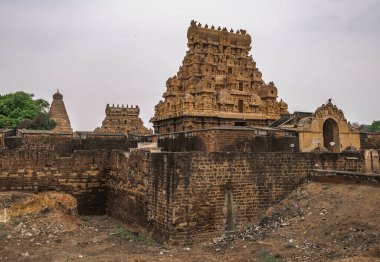 Brahadiswara, Hindistan 'ın Tamil Nadu eyaleti Thanjavur şehrinde Shiva' ya adanmış bir Hindu tapınağıdır..