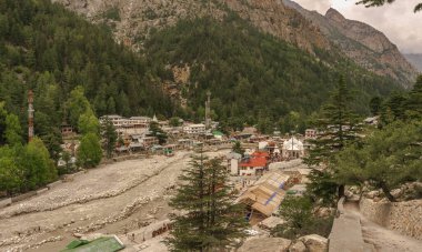 Gangotri, Uttarkashi eyaletinin Uttarakhand ilçesine bağlı bir köydür. Himalayalar 'ın Büyük Tepesi' ndeki Bhagirathi Nehri 'nin kıyısında yer alıyor. Köy önemli bir Hind.