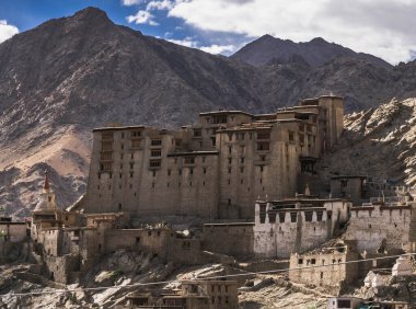 Leh, Hindistan 'ın Ladakh bölgesinin başkentidir..