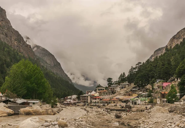 ガンゴトリ Gangotri インドのウッタラーカンド州のウッタラーカシ県にある村 ヒマラヤのグレートリッジ内のバギラティ川の岸に位置しています 村は重要なヒントです — ストック写真