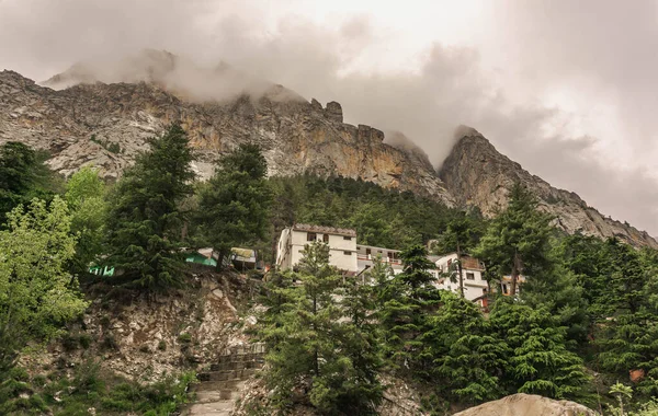 ガンゴトリ Gangotri インドのウッタラーカンド州のウッタラーカシ県にある村 ヒマラヤのグレートリッジ内のバギラティ川の岸に位置しています 村は重要なヒントです — ストック写真