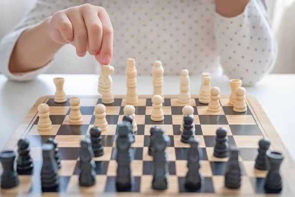 En flicka lära sig att spela schack spel — Stockfoto