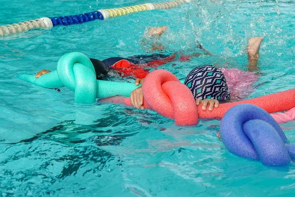 Les enfants apprennent à nager en classe de natation — Photo