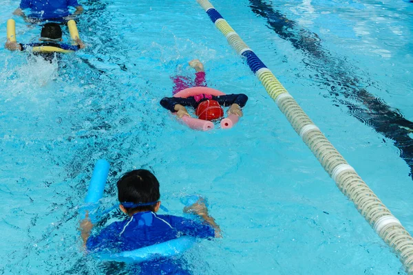 Děti Učí Plavat Třídě Plavání — Stock fotografie