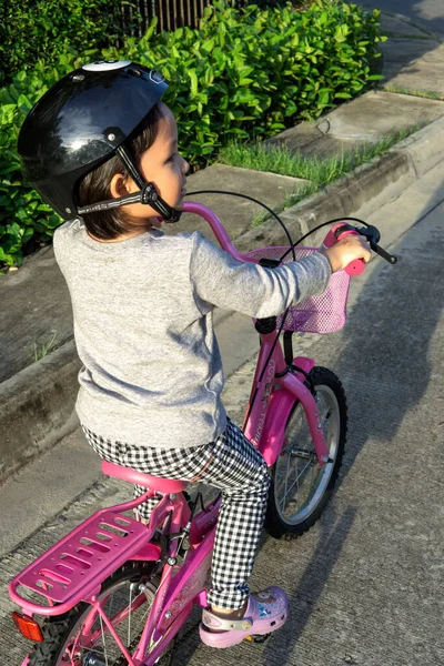 Niño Montar Bicicleta Rosa —  Fotos de Stock