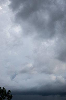 Güzel dramatik karanlık fırtına, bulutlu gökyüzü arkaplanı.