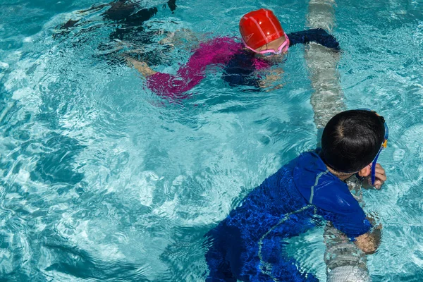 Crianças Aprendem Nadar Aulas Natação — Fotografia de Stock