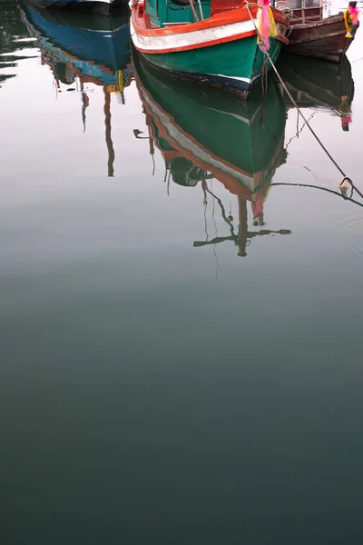 Odbicie Wody Lokalnym Porcie Rybackim Wiosce Rybackiej Pobliżu Plaży Pattaya — Zdjęcie stockowe