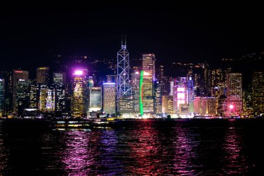 HONG KONG, ÇİN - 21 HAZİRAN 2019 Victoria Limanı Gece Görüşü Kowloon Halk İskelesi.