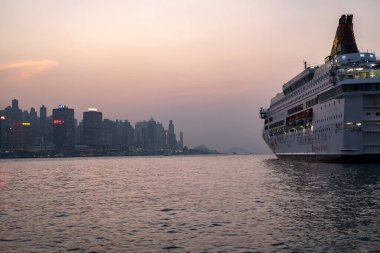 HONG KONG, Çin - 15 Ocak 2019: Hong Kong Victoria Limanı Alacakaranlık Manzarası, Kowloon Halk İskelesi 'ndeki Gemi, Hong Kong Şehri.