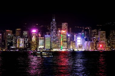 HONG KONG, ÇİN - 15 HAZİRAN 2019 Victoria Limanı Gece Görüşü Kowloon Halk İskelesi.