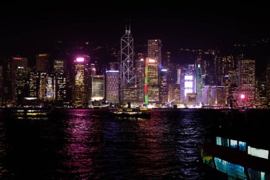 HONG KONG, ÇİN - 21 HAZİRAN 2019 Victoria Limanı Gece Görüşü Kowloon Halk İskelesi.