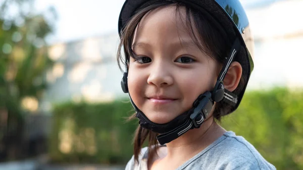 公園で安全ヘルメットをかぶってかわいいアジアの子供を笑っています 子供のためのスポーツ屋外活動 — ストック写真