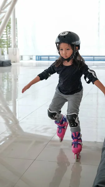 かわいいアジアの女の子の子供はローラースケートのバランスを保つ方法を学ぶ 子供のためのスポーツ屋外活動 — ストック写真