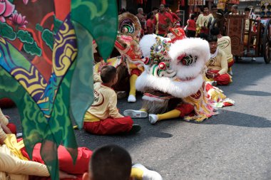 Nakhon Sawan, Tayland - 00 Şubat 2019 Çin aslanı, ejderha dansı geçit töreni, Çin Yeni Yıl kutlamaları. Çin kültüründe geleneksel dans göstericiler aslan kostümü içinde aslan hareketlerini taklit ederler.