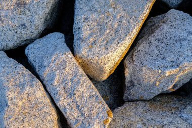 Kapatın. Sahildeki iskelede taş kırıcı su..