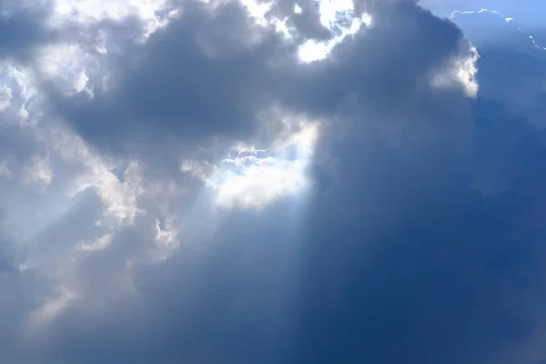 แสงแดด แสงแดดผ านหมอก เมฆบนท องฟ เมฆท ดวงอาท — ภาพถ่ายสต็อก