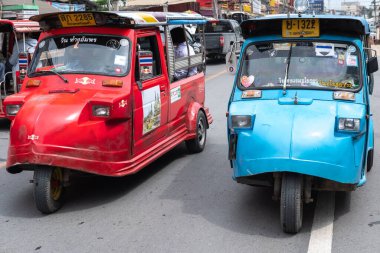 Ayutthaya, Tayland - 20 Ekim 2018: Tuk Tuk, Tayland 'ın Ayutthaya ilinde motosiklet