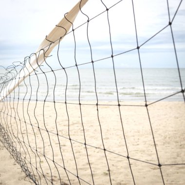 Sahildeki voleybol sahasına yaklaş. Spor malzemeleri..