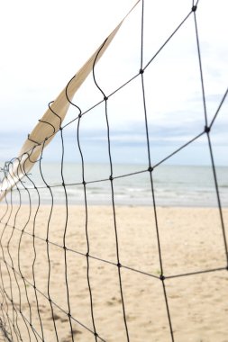 Sahildeki voleybol sahasına yaklaş. Spor malzemeleri..