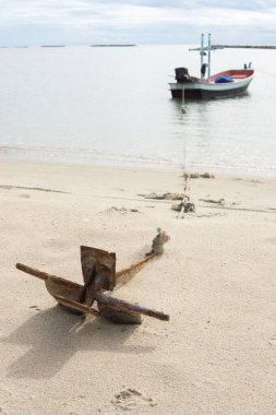 Kumsaldaki yaşlı Anchor 'a yaklaş. Kumsala demir atmış küçük tahta balıkçı teknesi..