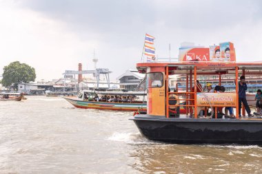 Bangkok, Tayland - 3 Ekim 2018: Tarihi kültür sahnesiyle Chao Phraya Nehri 'ni geçen yolcu gemileri. Bangkok, Tayland.