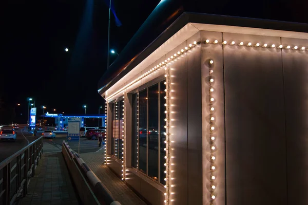Pavillon rétro-éclairé sur l'autoroute de nuit - photo éditoriale . — Photo