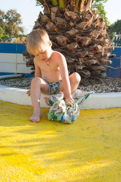 Külotlu, sarışın, beyaz bir bebek.