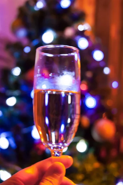 One glass of champagne against the background of blue blurred lights. Happy Valentines Day Valentines Day Christmas Christmas mystique sparkling wine drink bubbles holiday in solitude asocial — 스톡 사진