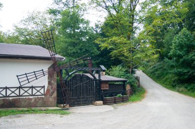 Rusya, Soçi - 2019 Eylül. Cennet tatil köyü bir yerdir. Dağ yolunda bir değirmenin taklidini yapan bir bina..