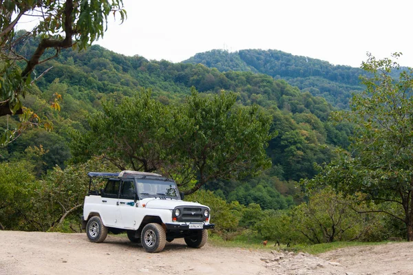 La jeep russe est une voiture à quatre roues motrices avec une très bonne passabilité. Excursion en jeep vacances extrêmes vacances d'été — Photo