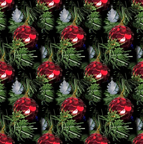 El patrón de Año Nuevo o de Navidad, la textura perfecta - las ramas verdes de abeto y las bolas rojas brillantes. Antecedentes para el blog o sitio web —  Fotos de Stock