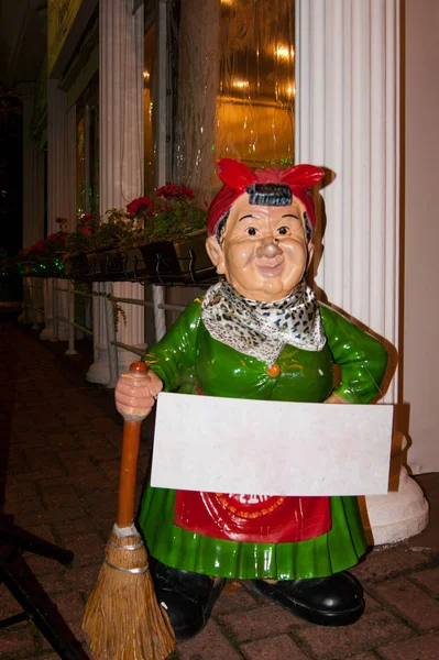 Figura Yeso Forma Una Anciana Mujer Sonriente Con Sobrepeso Vestido — Foto de Stock