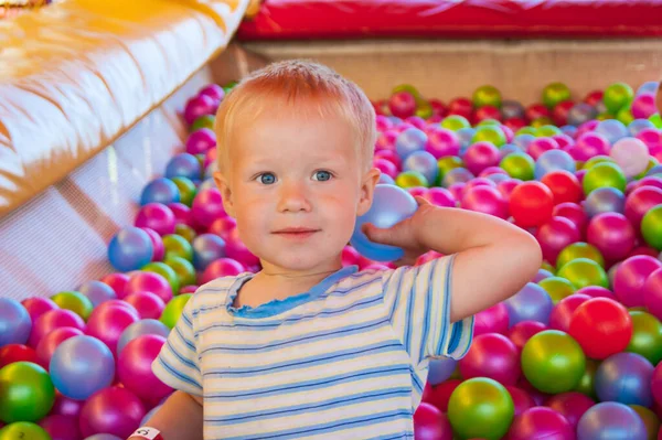 Chico Tres Años Centro Juego Juega Una Piscina Con Bolas — Foto de Stock