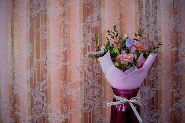 Jemná Kytice Různých Květin Světle Růžovém Obalu Stojí Pozadí Růžové — Stock fotografie