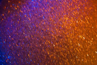 Güzel, ışıl ışıl, mistik bir arka plan. Parlak bir yüzey. Kalp çizgileri ve dalgalar şeklinde. Kırmızı, Sevgililer Günü, Mutlu Sevgililer Günü.