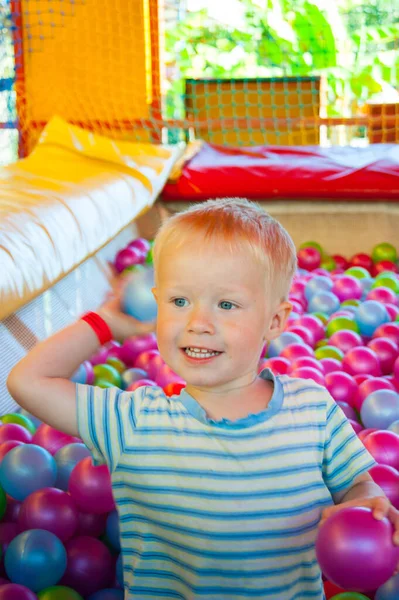 Un chico de tres años en un centro de juegos — Foto de Stock