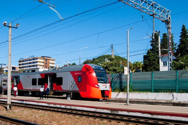 Rússia, Sochi - setembro de 2019. O comboio chegou à estação. Dia de verão, ferrovia, viagem . — Fotografia de Stock