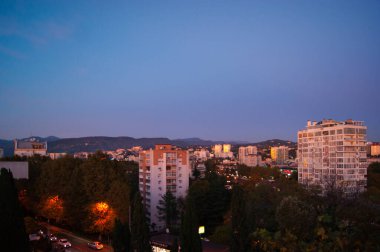 Dönme dolaptan Riviera manzarası. Günbatımında Yaz Şehri, Sochi