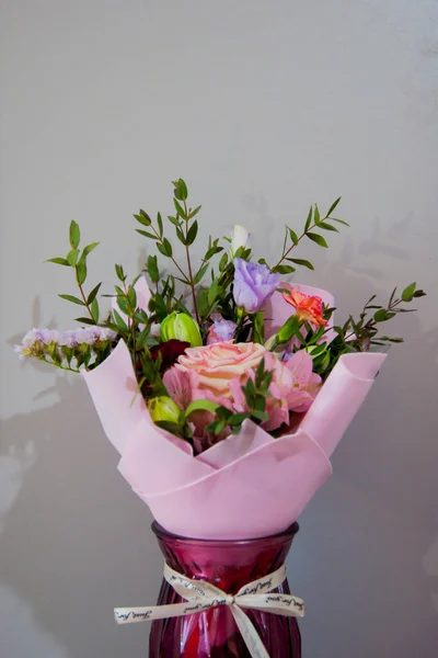 Delicado Buquê Flores Diferentes Invólucro Rosa Claro Fica Vaso Borgonha — Fotografia de Stock