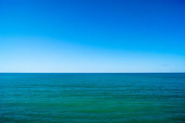 Mare Calmo Cielo Blu Foto Orizzontale Linea Dell Orizzonte Divide — Foto Stock