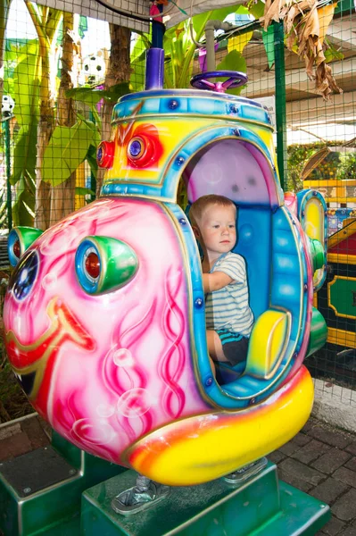 Tříletý Světlovlasý Chlapec Jezdí Dětské Raketě Zábavním Parku Riviéře Soči — Stock fotografie