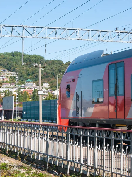 Rússia Sochi Setembro 2019 Comboio Chegou Estação Dia Verão Caminho — Fotografia de Stock